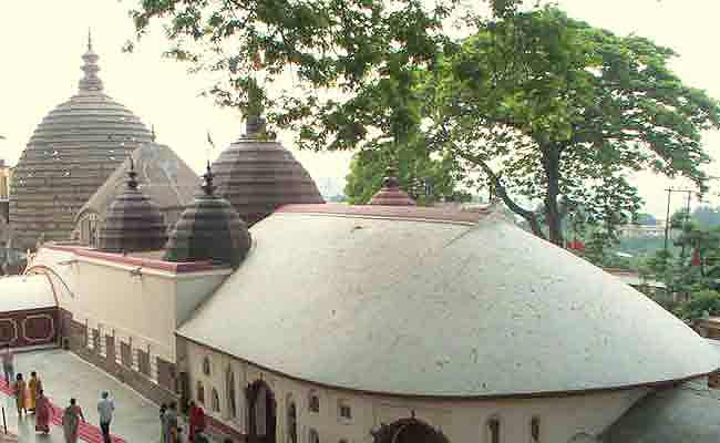 यहां भक्तों को मिलता है रक्त में डूबे हुए कपड़े का प्रसाद, जानिए कामाख्या मंदिर की पूरी कहानी