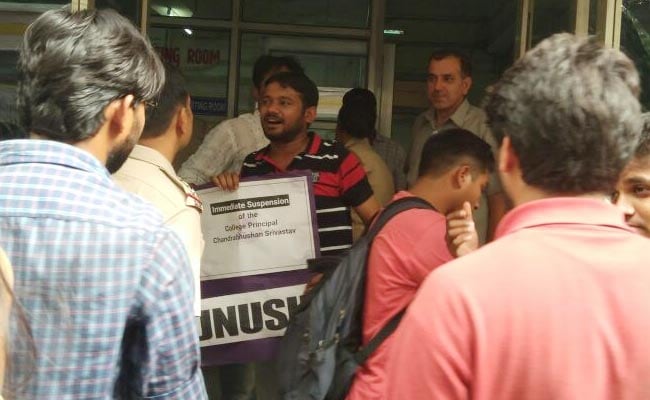 जेएनयू छात्र संघ के अध्यक्ष कन्हैया कुमार को दिल्ली में हिरासत में लिया गया