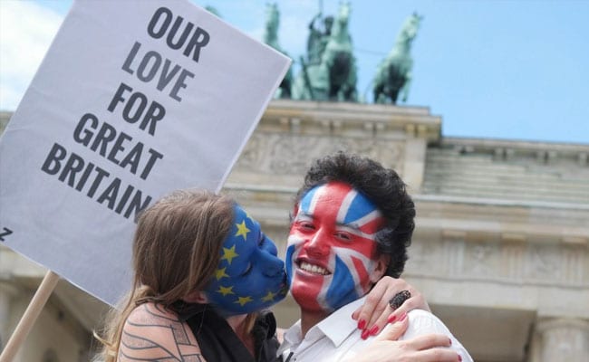 Kisses Shared Around Europe To Stop Brexit