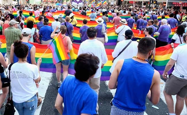 US Parade Celebrates Gay Pride, Honours Orlando Victims