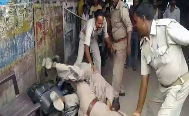 लखनऊ में अवैध वसूली के पैसों के बंटवारे को लेकर बीच सड़क पर भिड़ गए पुलिसवाले