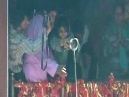 Mehbooba Mufti Visits Kheer Bhawani Mela, Meets Kashmiri Pandits Mehbooba Mufti Visits Kheer Bhawani Mela, Meets Kashmiri Pandits