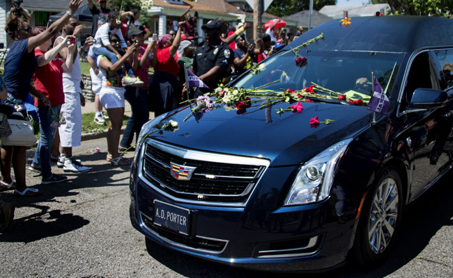 Muhammad Ali Cheered In Louisville As World Says Goodbye