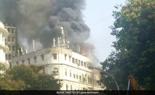 मुंबई के कोलाबा में रीगल सिनेमा के पास बिल्डिंग में भीषण आग, दमकल की 12 गाड़ियां मौके पर मौजूद