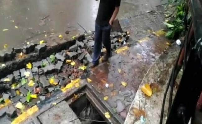 Labourer Dies While Cleaning Manhole In Mumbai Labourer Dies While Cleaning Manhole In Mumbai