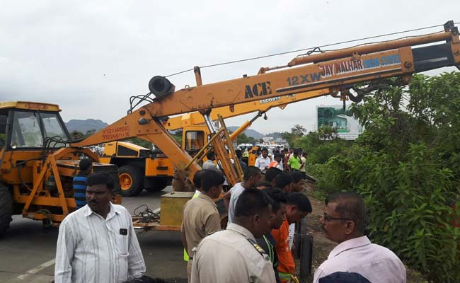 मुंबई-पुणे एक्सप्रेस वे : लग्जरी बस ने रुकी हुई दो कारों को मारी टक्कर; 17 लोगों की मौत, 20 जख्मी