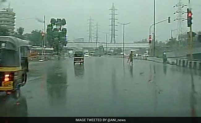 क्यों मुंबई में तेज़ बारिश के बावजूद कुछ इलाकों में है सूखा..