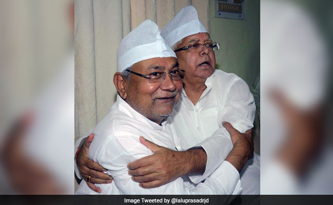 Nitish Kumar Hosts Iftar Party, Lalu Prasad Among Attendees