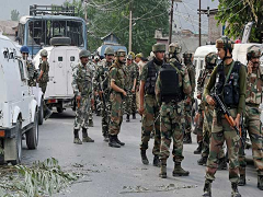 कश्मीर में संदिग्ध आतंकवादियों ने पुलिसकर्मियों से राइफलें छीनीं