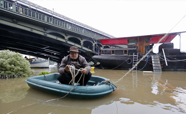 Flooded Paris Seine River Swells 6 Metres