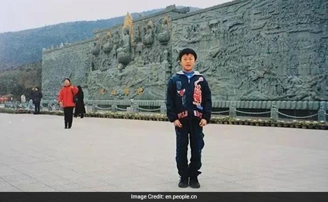 Chinese Bride Spots Mother in Old Photo of Her Fiance, Taken Before They Met