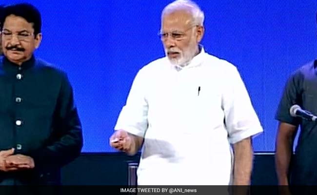 प्रधानमंत्री नरेंद्र मोदी ने 'स्मार्ट सिटी परियोजनाओं' का उद्घाटन किया