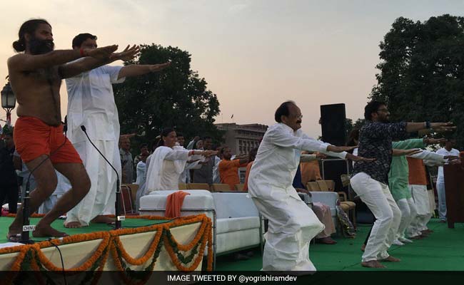 इंडिया गेट, राजपथ पर आयोजित हुआ योग महोत्सव, बाबा रामदेव बोले- 'यह धार्मिक परंपरा नहीं'