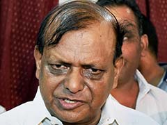 होलिका दहन और दाह संस्कार से पर्यावरण को नुकसान... सपा सांसद के बयान पर हंगामा, जानिए गिरिराज सिंह ने क्या कहा