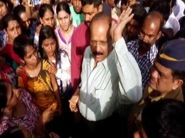 शिवसेना के दो विधायक समेत तीन नेता फंसे विवादों में: बैंक कर्मचारी और वोटर को पीटा शिवसेना के दो विधायक समेत तीन नेता फंसे विवादों में: बैंक कर्मचारी और वोटर को पीटा