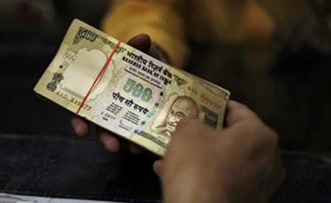 LIC को तीसरे, चौथे ग्रेड के अस्थायी कर्मचारियों को 50% पिछला वेतन देने का निर्देश