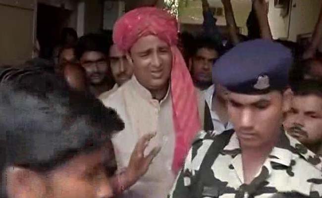 बीजेपी विधायक संगीत सोम ने कहा, पाकिस्तानी कलाकारों की 'जूतों से पिटाई' की जानी चाहिए बीजेपी विधायक संगीत सोम ने कहा, पाकिस्तानी कलाकारों की 'जूतों से पिटाई' की जानी चाहिए