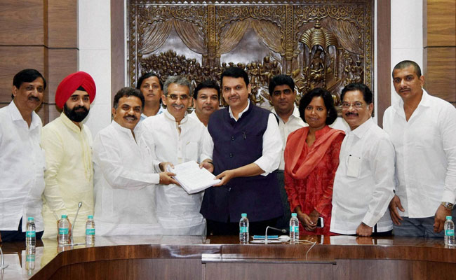 Sanjay Nirupam Meets CM, Gives Clinching Evidence Against Ravindra Waikar