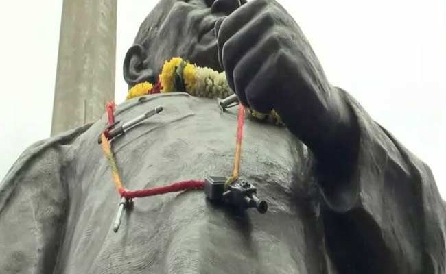 Former Top Cop Vanzara Garlands Sardar Patel's Statue With Pen, Toy Gun