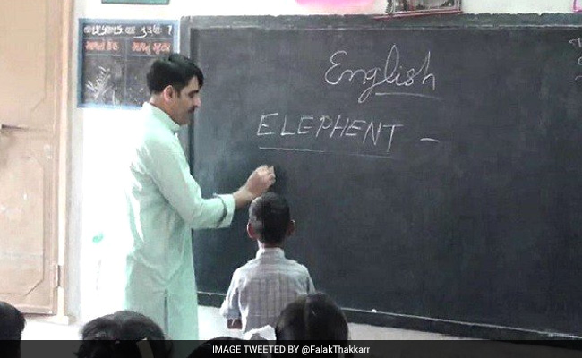 गुजरात के MBA पास मंत्री गए बच्चों को पढ़ाने, पर एलिफैंट की स्पेलिंग भी नहीं लिख पाए सही