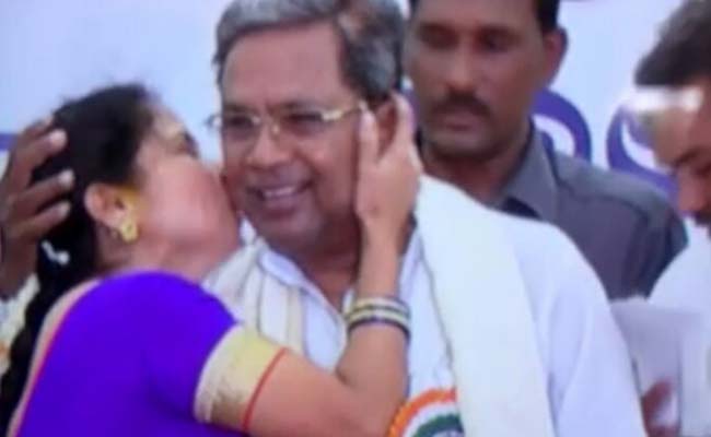 कर्नाटक : मुख्यमंत्री सिद्धारमैया शरमा गए जब एक महिला ने मंच पर किया किस...