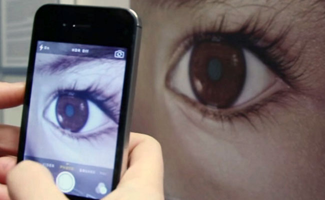 Gazing At Your Device In Dark May Cause 'Smartphone Blindness'