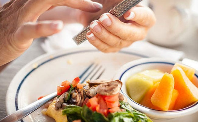 Devices That Count Bites During Meals Can Help Manage Weight