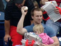 Baseball Fan's Brilliant One-Handed Catch While Holding Daughter is Viral