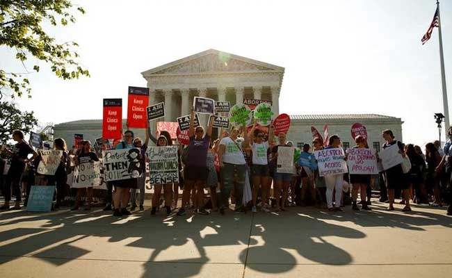 US Supreme Court Strikes Down Restrictive Texas Abortion Law