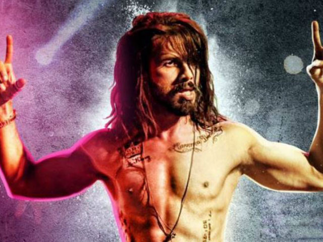 <i>Udta Punjab</i> Releases. 'Don't Support Piracy,' Say Fans at Theatres