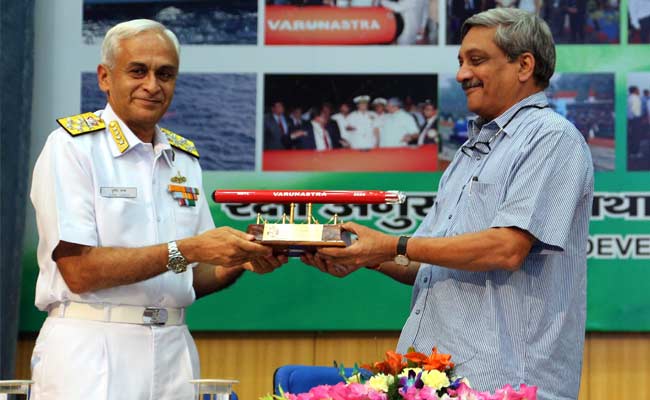 भारत में बने अत्याधुनिक तारपीडो 'वरुणास्त्र' को रक्षामंत्री ने नौसेना को सौंपा