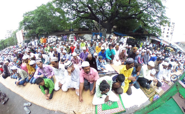 360 Degree View: Thousands Offer Alvida Namaz In Mumbai
