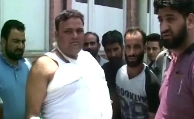 Kashmiris Defy Curfew To Help Amarnath Pilgrims Injured In Bus Accident