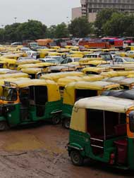 लॉकडाउन के बीच रोजगार का संकट, मुंबई से परिवार के साथ अपने ऑटो रिक्‍शा से वापस लौट रहे लोग..