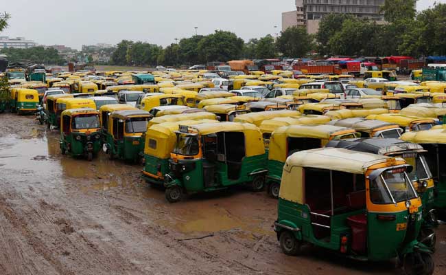 Auto Drivers Forcibly Stop Autos Ferrying Passengers