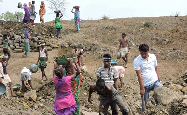 सातवें वेतन आयोग की अनुशंसाएं : गैर-बराबरी खत्म न होने देने की प्रतिबद्धता