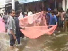 IT सिटी बेंगलुरू में भारी बारिश के बाद सड़कों पर चलीं नाव, मछली पकड़ते देखे गए लोग