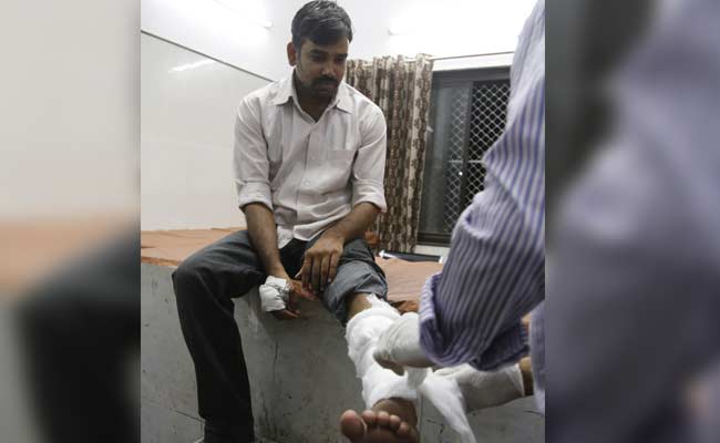 पत्रकारों से मारपीट करने वाले तीन पुलिसकर्मी निलंबित, थाना प्रभारी हुईं लाइन अटैच