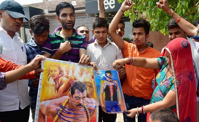 Animal Activists Protest Against Salman Khan's Acquittal