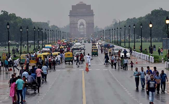 Humid Day In Delhi, Light Drizzle Later In The Evening