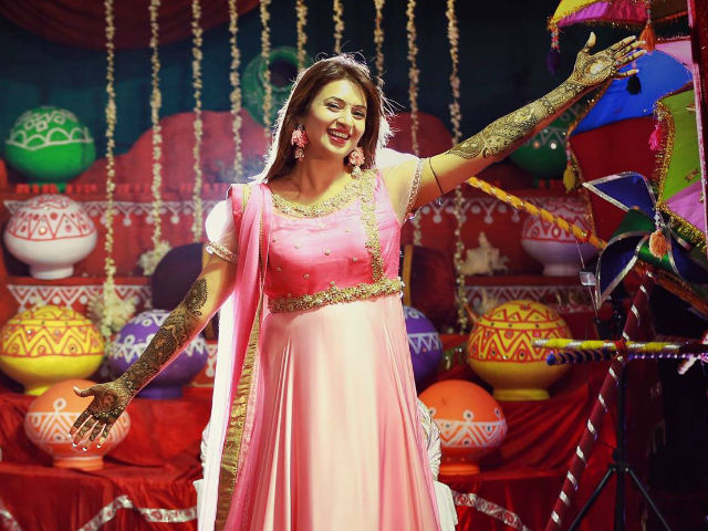 Pics From Divyanka Tripathi's <i>Haldi</i> and <i>Mehendi</i> Are Truly Stunning