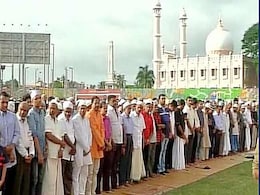 जम्मू-कश्मीर, केरल और शिया समुदाय में आज मनाई जा रही है ईद जम्मू-कश्मीर, केरल और शिया समुदाय में आज मनाई जा रही है ईद