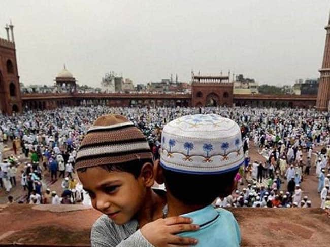 Eid 2017: आपसी भाईचारे और प्यार को बांटने का त्योहार है ईद, जानिए इसका महत्व