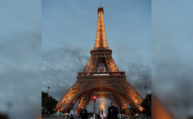 Eiffel Tower Strike Extends Into Holiday Season