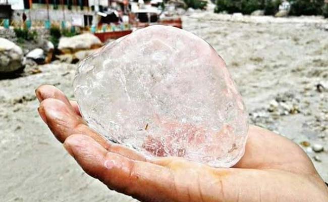 गोमुख ग्लेशियर का एक टुकड़ा टूटकर भागीरथी नदी में गिरा, देखें तस्वीरें