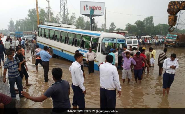 PHOTOS: गुड़गांव से आने या जाने की सोच रहे हैं तो जरा इन तस्वीरों को देख लें