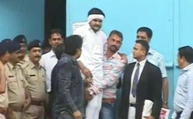 गुजरात : पटेल आरक्षण आंदोलन के नेता हार्दिक पटेल 9 महीने जेल में बिताने के बाद जमानत पर रिहा