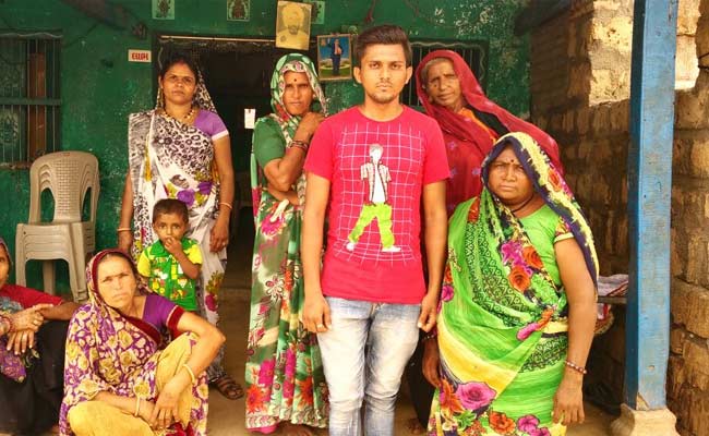 रवीश की रिपोर्ट : मैं इंजीनियरिंग छात्र हूं और मेरे घर शौचालय तक नहीं है : उना का जीतू