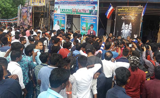 मुंबई में रजनीकांत की 'क़बाली' का स्वागत, दर्शकों के बीच भारी उत्साह देखा गया