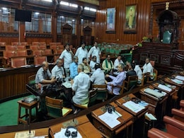 कर्नाटक : डीएसपी आत्महत्या मामले की होगी न्यायिक जांच, विपक्ष विधानसभा में धरने पर बैठा कर्नाटक : डीएसपी आत्महत्या मामले की होगी न्यायिक जांच, विपक्ष विधानसभा में धरने पर बैठा